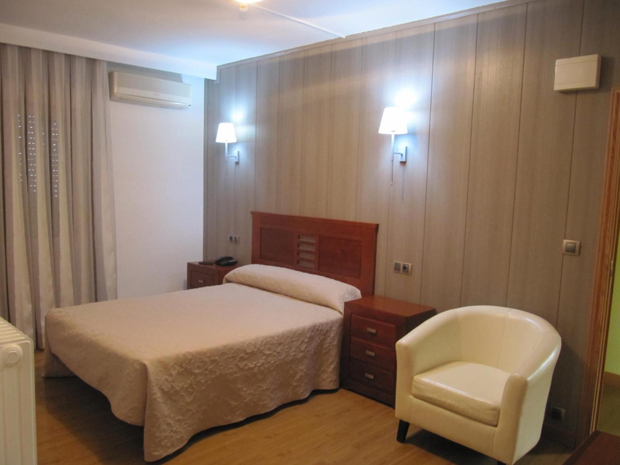 Hotel Corona De Castilla Villares de la Reina 외부 사진